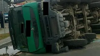 Kolizja samochodu ciężarowego przewożącego beton