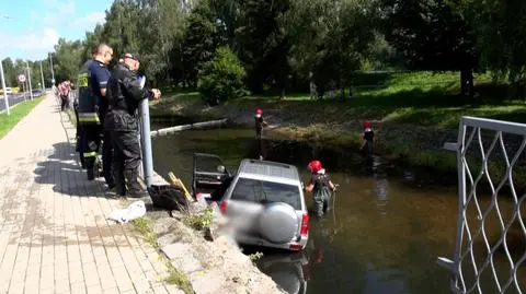 Kamienna Góra: samochód terenowy w rzece. "Za mocno nacisnęła gaz"