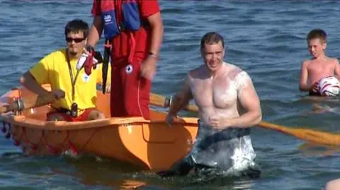 21 kilometrów w 10 godzin. 
Przepłynął Zatokę Gdańską