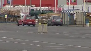Dziecko wpadło pod samochód jadący na parkingu