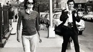 Jackie Kennedy i jej "prześladowca" - paparazzo Ron Galella na ulicach Nowego Jorku w 1971 roku