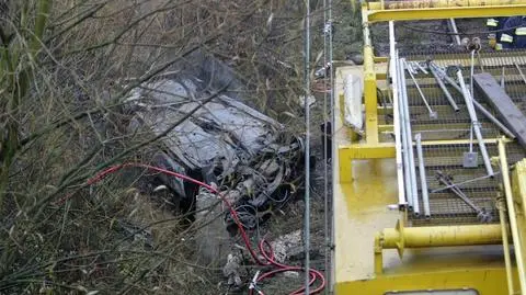 Auto spadło z wiaduktu