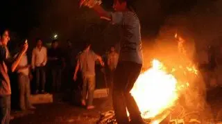 Przed stacjami benzynowymi ustawiają się kolosalne kolejki, każdy irański kierowca chce kupić jak najwięcej paliwa zanim zostaną wprowadzone na nie kartki. Iran mimo, że jest jednym z największych eksporterów ropy, ma niewiele rafinerii i musi eksportować benzynę z zagranicy. (APTN)