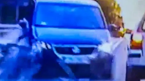 Żary: Dwa auta zderzyły się czołowo. Policjanci ledwie uniknęli kolizji