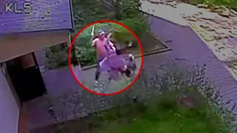 Mieli go w rękach i wypuścili. Teraz znów szukają sprawcy pobicia