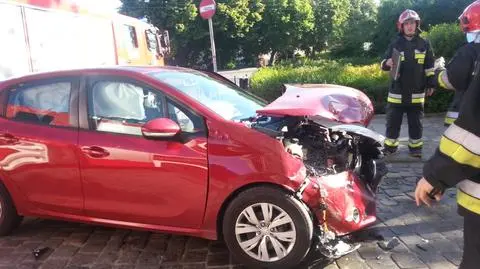 Zderzenie osobówek przy Teatrze Współczesnym