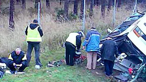 Autokar z młodzieżą wpadł do rowu