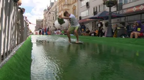 Skimboardowe ewolucje w centrum Łodzi