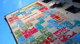W krakowskim Podgórzu powstał mural inspirowany wykonaną przez Majów inskrypcją, uznawaną za zapowiedź końca świata, który miałby nastąpić 21 grudnia. „Mayamural”, bo tak nazywa się dzieło, przypomina sekwencję popularnej gry komputerowej Tetris. 