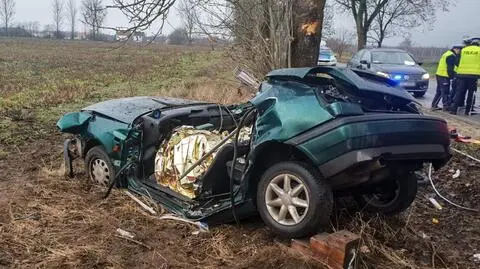 Drezdenko: auto uderzyło w drzewo. Nie żyją dwie osoby
