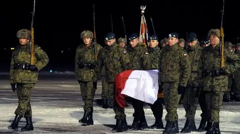 Trumna z ciałem polskiego żołnierza w kraju