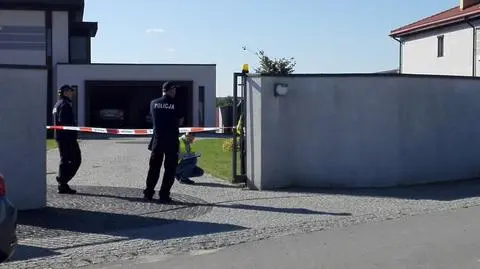 Zabawa dziecka na automatycznej bramie skończyła się w szpitalu