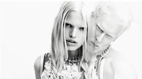 Nagi albinos reklamuje sukienki