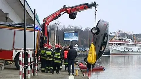 Wyciągnęli auto z Odry