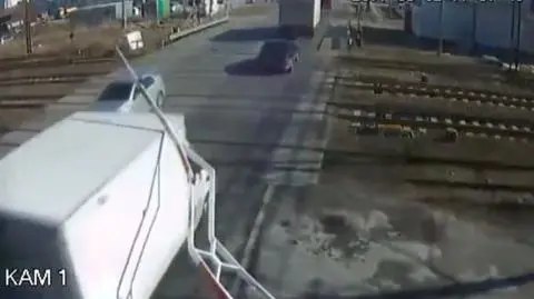 Szlaban się zamyka, mercedes jedzie
