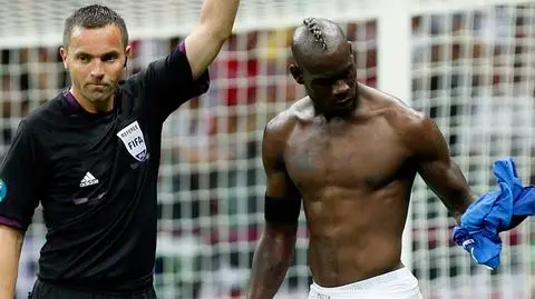 Balotelli dostał żółtą kartkę za zdjęcie koszulki
