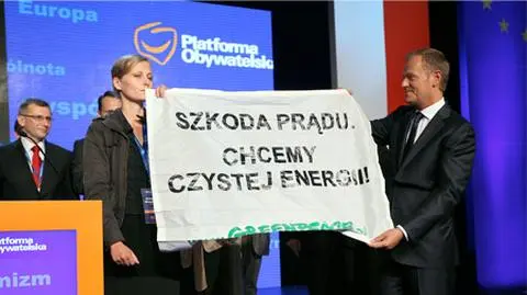 Ochroniarz zabiera transparent, premier interweniuje