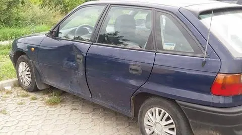 Auto poszkodowanego ma uszkodzone drzwi kierowcy