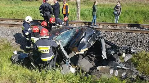 Nie zatrzymał się przed przejazdem, wjechał pod pociąg