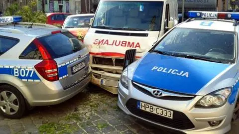 Zajechała drogę karetce. 
Ambulans wjechał w radiowozy