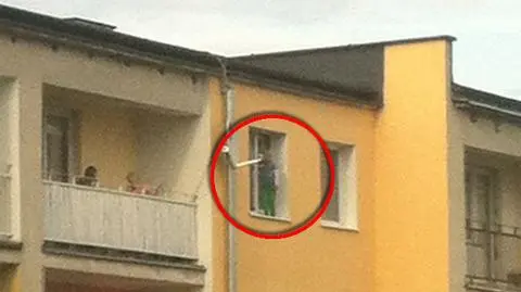 5-latek spaceruje po parapecie na czwartym piętrze. Na balkonie obok siedziała pijana matka 
