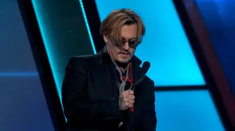 Bełkotał, klął, chwiał się na nogach. Johnny Depp kompletnie pijany na gali?