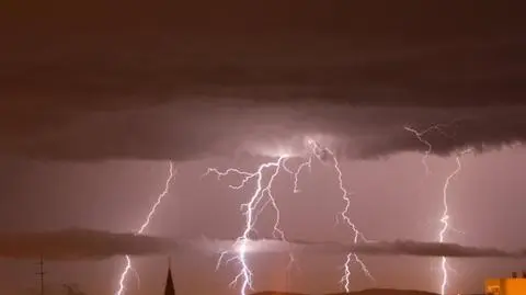 Błyskawice, grad, silny wiatr. 
Wieczór na Dolnym Śląsku znów burzowy