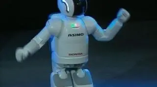 Przynosi herbatę do łóżka, tańczy na zawołanie, nigdy się nie męczy i co najważniejsze... nigdy nie narzeka. ASIMO - najnowszy japoński robot miał swój debiut w Europie. ASIMO (Advanced Step in Innovative Mobility) powstał w japońskim laboratorium już siedem lat temu. Przez ten czas naukowcy pracowali nad udoskonaleniem swojego dzieła. Chcieli skonstruować robota, który - jak tłumaczą - przyniesie korzyść ludziom w ich codzinnym życiu. Najnowsza wersja ASIMO mierzy 1,20 m. i waży 43 kg. W porównaniu ze swoim poprzednikiem, prezentowany w Barcelonie robot, dużo lepiej komunikuje się z ludźmi. Może spacerować ze swoim właścicielem trzymając go za rękę, a na jego życzenie przynieść na tacy szklankę gorącej herbaty. ASIMO nie potrzebuje nawwet pilota, wszystkie polecenia można mu wydawać za pomocą telefonu komórkowego. (APTN)