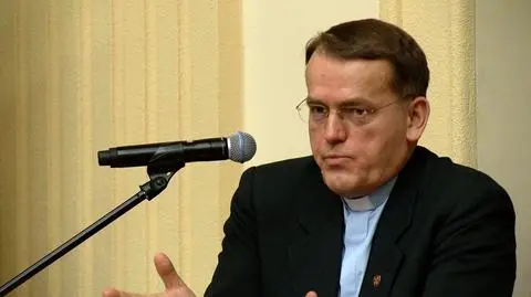Ks. Dariusz Oko w czasie wykładu w Łomży