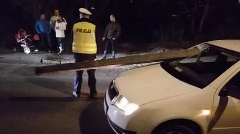 Trafił belką w jadące auto