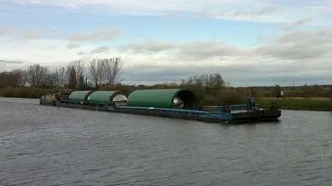 Żeby przewieźć je przez miasto zdejmą sieć trakcyjną. Wielkie silosy spływają Wartą