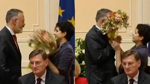 Minister edukacji dostał bukietem w twarz