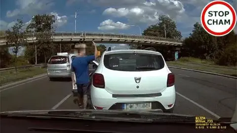 Wrocław. Agresywne zachowanie kierowcy. Nagranie z wideorejestratora
