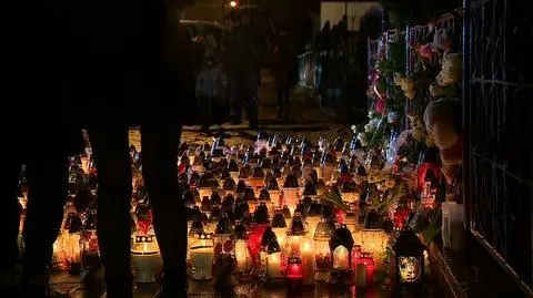 Mieszkańcy Koszalina zapalają znicze po tragicznym pożarze