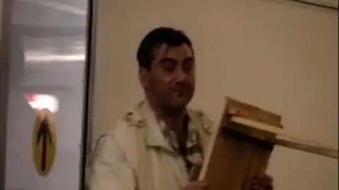 Robert Dziekański na lotnisku w Vancouver