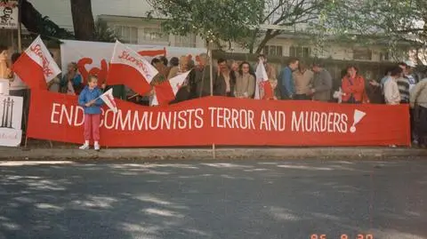 Zdjęcia z manifestacji australijskiej "Solidarności", ulotki, dokumenty. Unikatowa kolekcja trafiła do Gdańska 
