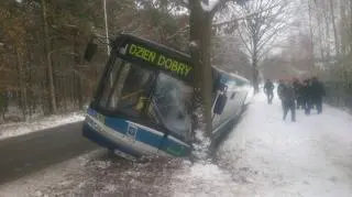 Po wypadku autokaru jedna osoba trafiła do szpitala