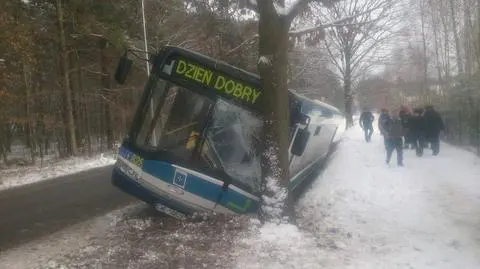 Wejherowo: Autobus wjechał do rowu. Jedna osoba w szpitalu
