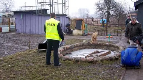 Płonący szukał ratunku w oczku. Było zamarznięte