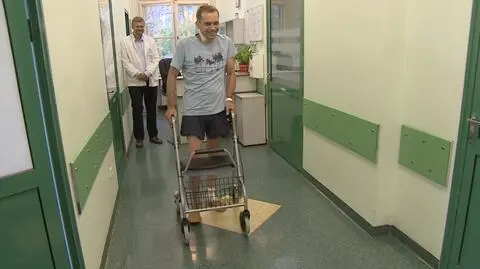 Pacjent uczy się chodzić od nowa