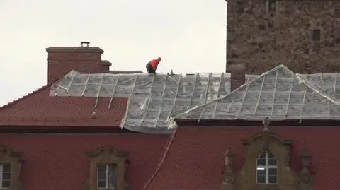 Po pożarze pracownicy zabezpieczają dach średniowiecznego zamku