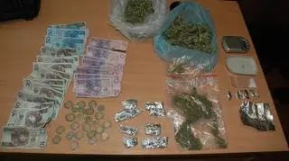 Marihuanę, amfetaminę i gotówkę policjanci zabezpieczyli w mieszkaniu 31-latka