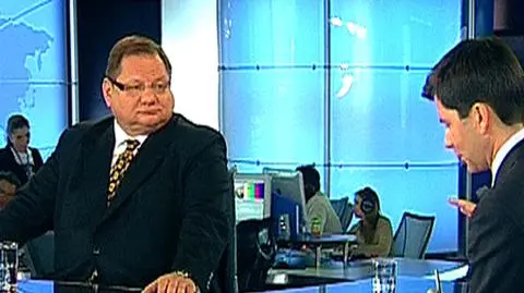 - Media nie są odpowiednim miejscem do analizowania materiału dowodowego, który jest w zasobach komisji śledczej - w ten sposób Ryszard Kalisz wyjaśnił w Magazynie "24 Godziny", dlaczego nie chce występować w mediach z innymi członkami komisji. Kalisz stwierdził, że krytyka ze strony Kempy jest dla niego powodem do satysfakcji. (TVN24