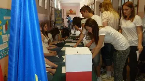 Uczniowie idą do urn w ramach akcji "Młodzi głosują"