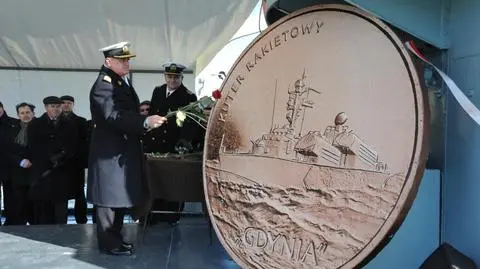 Nietypowe wodowanie w Gdyni. 2-metrowa moneta jak okręt 