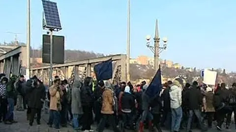 Zdesperowani rodzice blokują most