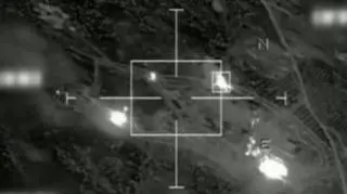 01.04 |Francuskie wojsko opublikowało nagranie z pokładu myśliwca, który zbombardował bazy amunicji w Libii. Film pochodzi z 28 marca (APTN)