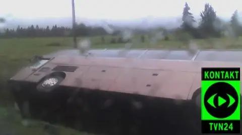 22-latek przewrócił autokar