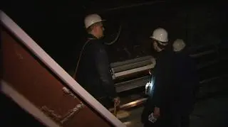 Górnicy przy taśmach w podziemiach kopalni
