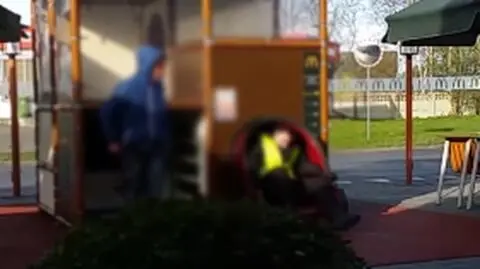 Policjant na zjeżdżalni. Nietypowa interwencja w Ostrowie Wlkp.